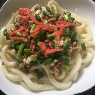 ツマナヨ、ひきわり納豆、小ねぎの冷やしうどん